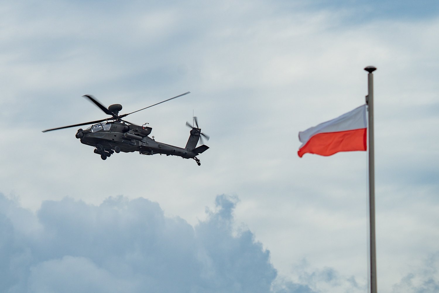 Poland Leases 8 Apaches Ahead of Full Delivery