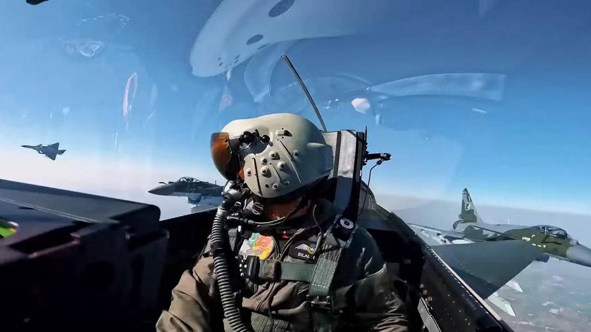 China equip PAF J-10CE with J-20's AR Helmet